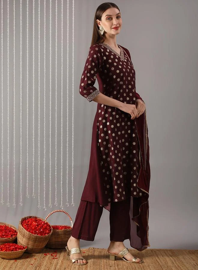 جلو باص مجموعة من كورتا نسائية مطرزة بلون مارون مع بنطال ووشاح